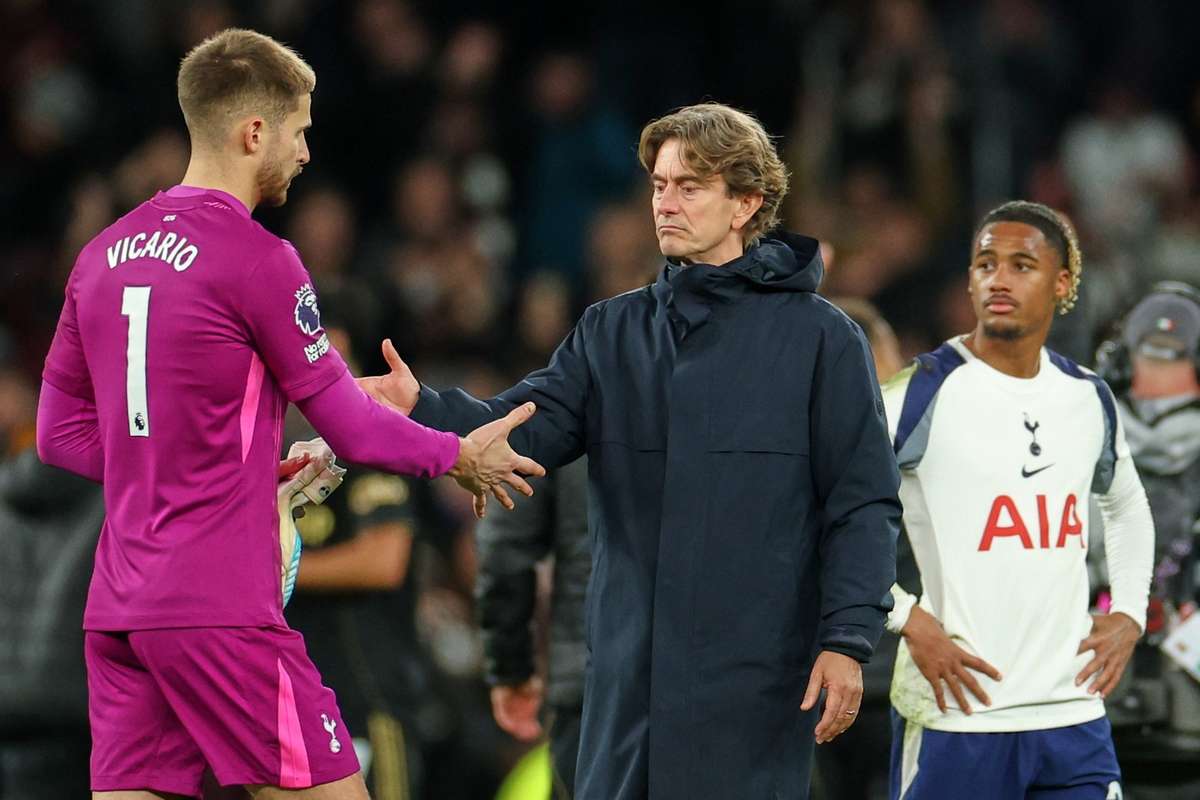 'Can't be true Tottenham fans' - Frank hits out at Vicario treatment after Fulham loss
