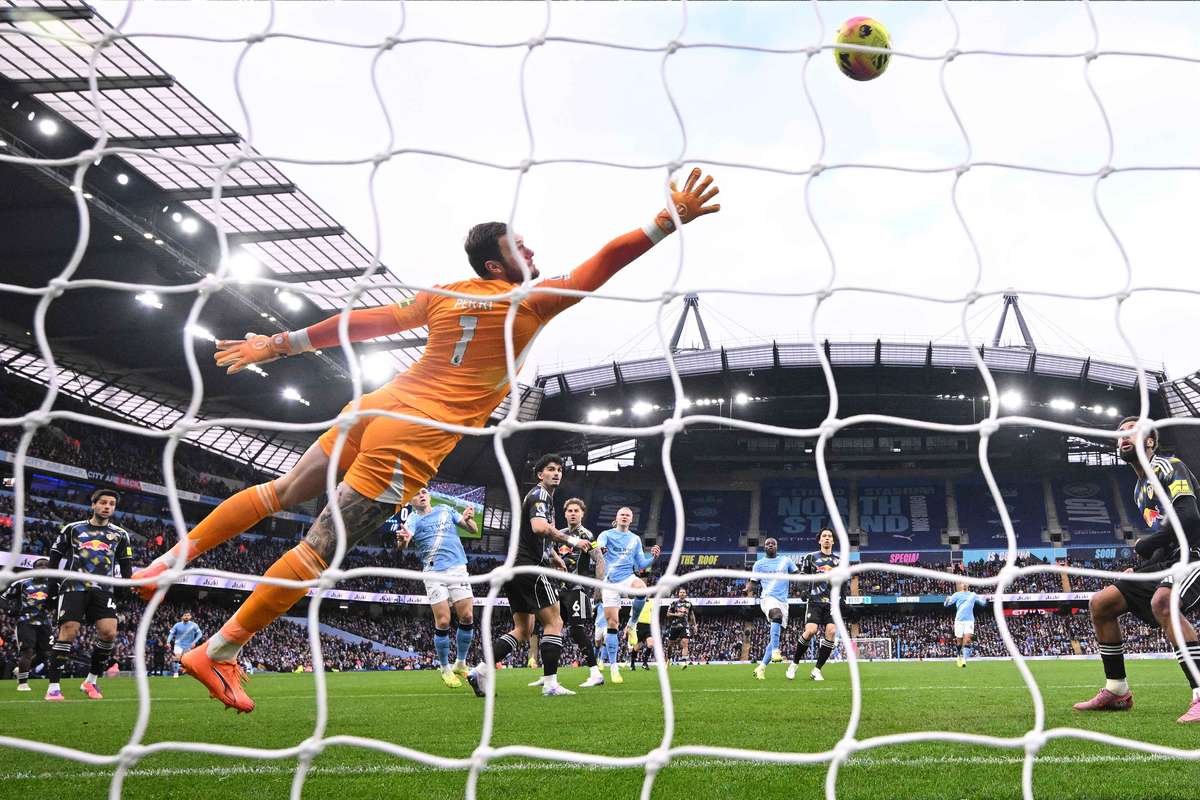 Man City score late winner to deny Leeds and close gap at the top